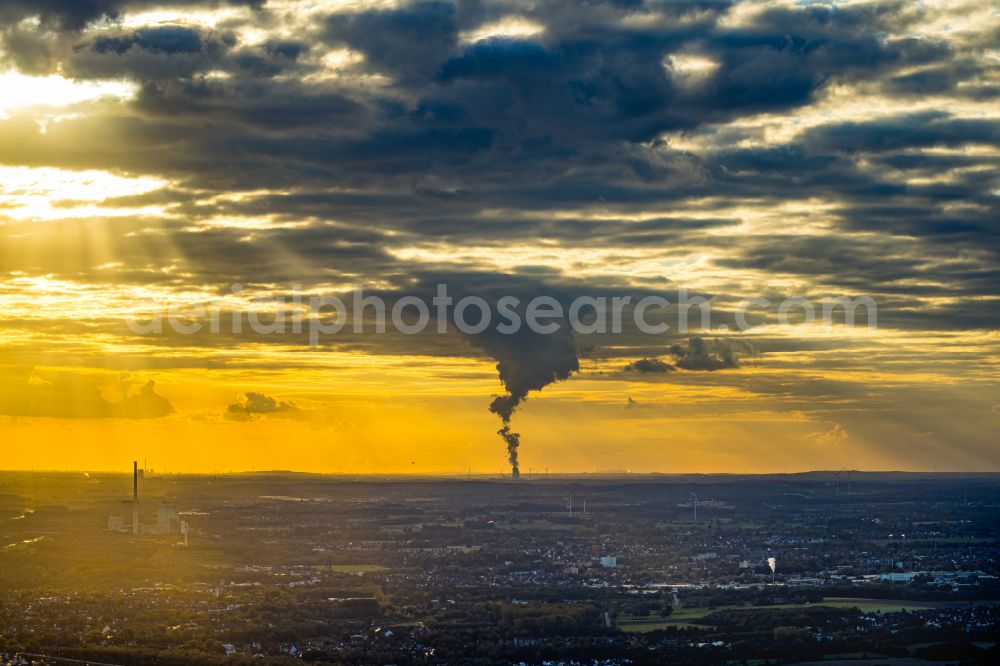 Aerial photograph Datteln - Plume of smoke on the power plant and exhaust tower of the coal-fired cogeneration plant Datteln 4 Uniper Kraftwerk Im Loeringhof on the Dortmund-Ems Canal in Datteln at Ruhrgebiet in the state North Rhine-Westphalia, Germany