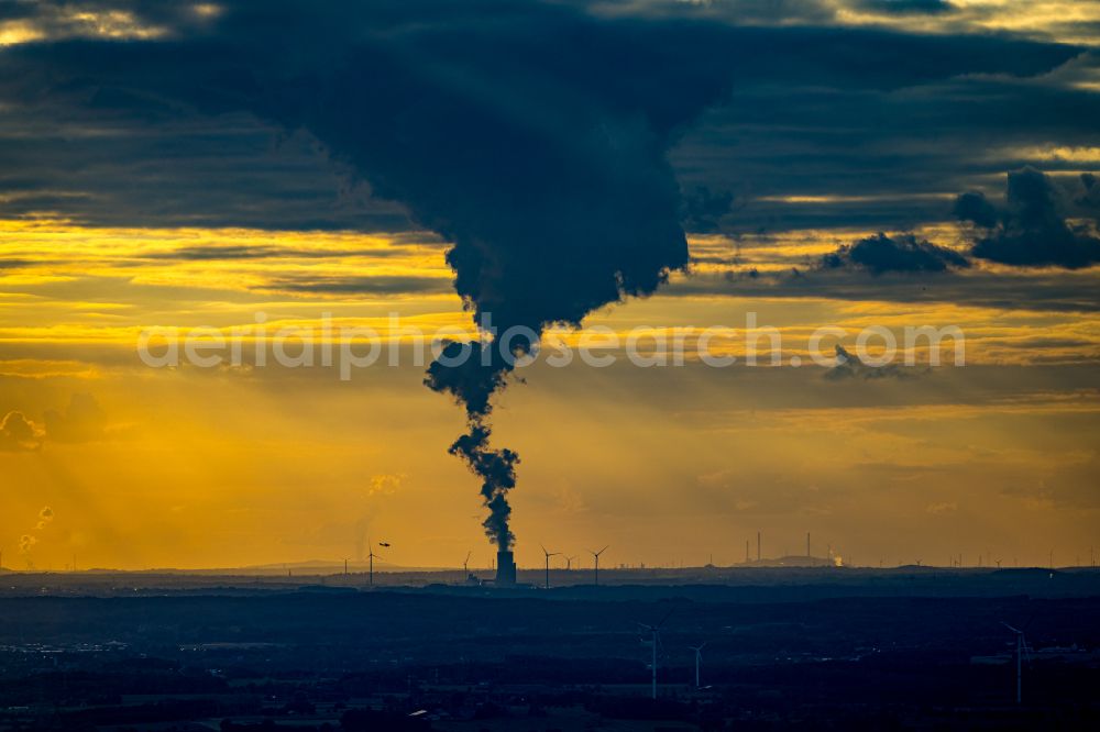 Datteln from above - Plume of smoke on the power plant and exhaust tower of the coal-fired cogeneration plant Datteln 4 Uniper Kraftwerk Im Loeringhof on the Dortmund-Ems Canal in Datteln at Ruhrgebiet in the state North Rhine-Westphalia, Germany