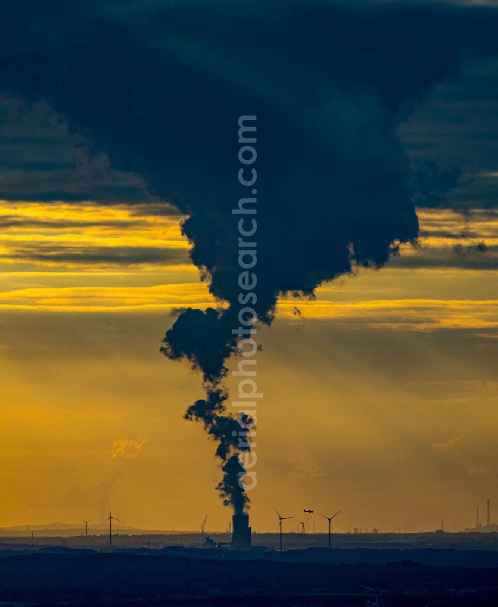 Datteln from the bird's eye view: Plume of smoke on the power plant and exhaust tower of the coal-fired cogeneration plant Datteln 4 Uniper Kraftwerk Im Loeringhof on the Dortmund-Ems Canal in Datteln at Ruhrgebiet in the state North Rhine-Westphalia, Germany