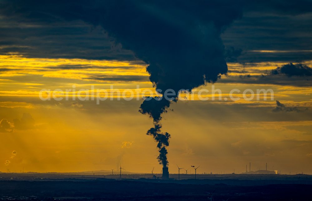 Aerial image Datteln - Plume of smoke on the power plant and exhaust tower of the coal-fired cogeneration plant Datteln 4 Uniper Kraftwerk Im Loeringhof on the Dortmund-Ems Canal in Datteln at Ruhrgebiet in the state North Rhine-Westphalia, Germany