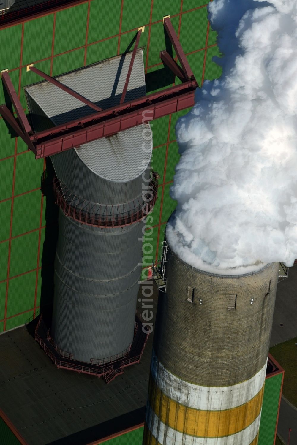 Aerial photograph Schkopau - View of power plant smokestacks in the mirror image of Rattmansdorfer pond in Schkopau in the state of Saxony-Anhalt. The two chimneys are part of the lignite-fired power plant of E.ON AG