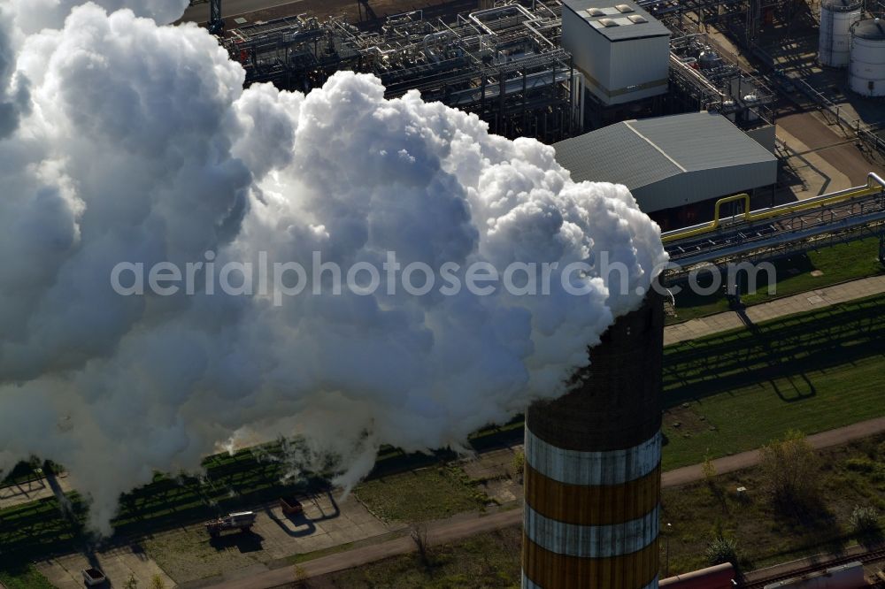 Aerial photograph Schkopau - View of power plant smokestacks in the mirror image of Rattmansdorfer pond in Schkopau in the state of Saxony-Anhalt. The two chimneys are part of the lignite-fired power plant of E.ON AG