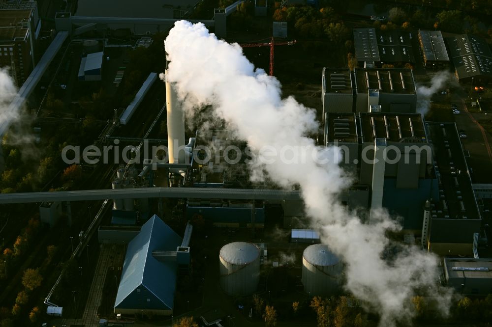 Aerial photograph Berlin - Smoke on Power plants and exhaust gas towers of the thermal power plant Kraftwerk Reuter West on Grosser Spreering in the district Spandau in Berlin, Germany