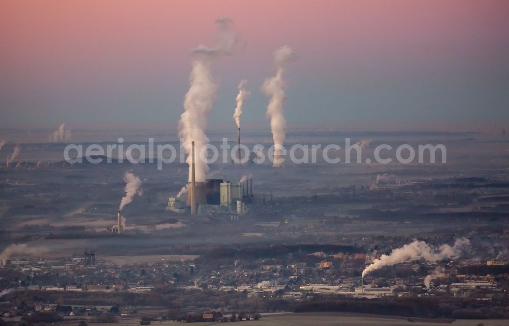 Hamm from above - Clouds of smoke on the horizon over several nuclear power plants in the district Hamm-Heessen in Hamm in the state North Rhine-Westphalia