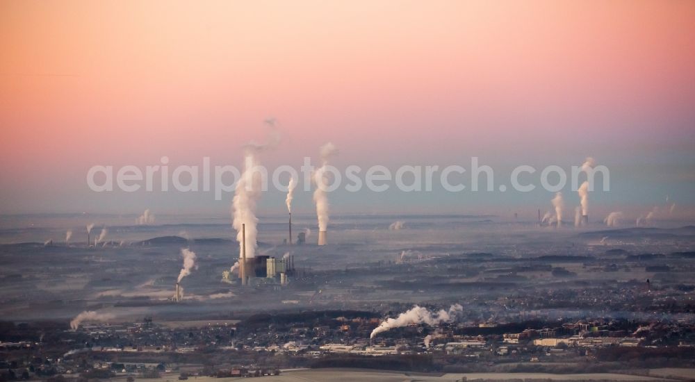 Hamm from the bird's eye view: Clouds of smoke on the horizon over several nuclear power plants in the district Hamm-Heessen in Hamm in the state North Rhine-Westphalia