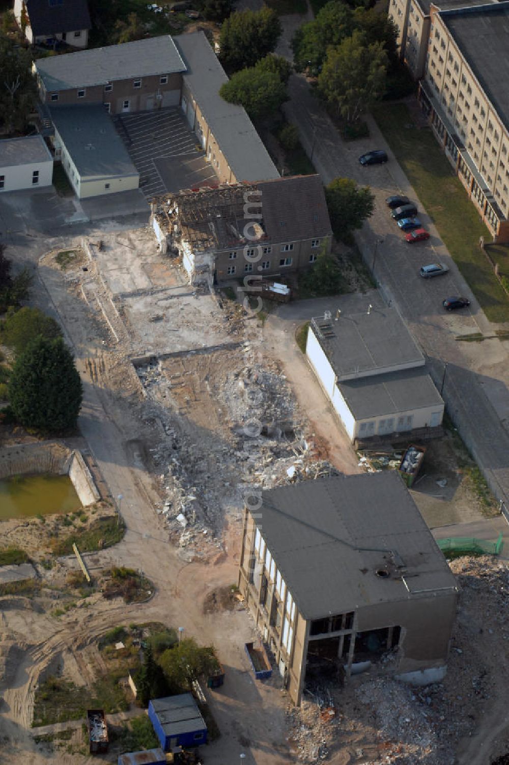 Berlin from above - Blick auf die Abrissfläche / den Rückbau vom Haus 9 und Haus 15 (Kesselhaus) auf dem Gelände des Vivantes Klinikum Hellersdorf. Hier sollen Parkflächen entstehen. Kontakt Ver- und Entsorgungskonzept: Genius Ingenieurbüro GmbH, Treskowallee 30, 10318 Berlin, Tel. +49(0)30 818584-0, Fax +49(0)30 818584-99, email: krebs@ibgenius.de