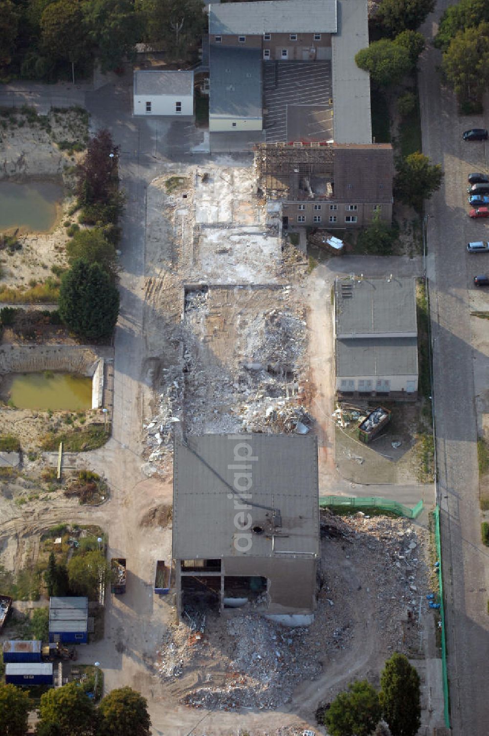 Berlin from the bird's eye view: Blick auf die Abrissfläche / den Rückbau vom Haus 9 und Haus 15 (Kesselhaus) auf dem Gelände des Vivantes Klinikum Hellersdorf. Hier sollen Parkflächen entstehen. Kontakt Ver- und Entsorgungskonzept: Genius Ingenieurbüro GmbH, Treskowallee 30, 10318 Berlin, Tel. +49(0)30 818584-0, Fax +49(0)30 818584-99, email: krebs@ibgenius.de