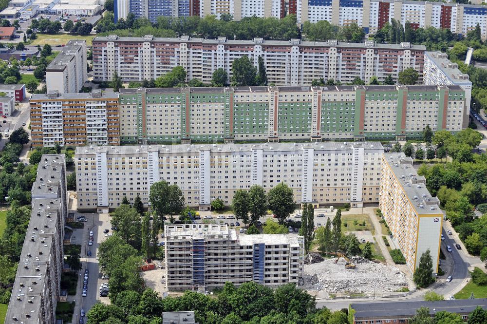 Aerial photograph Magdeburg - Blick auf den Rückbau eines Neubaus / Plattenbaus im Brunnenhof im Stadtteil Neustädter See in Magdeburg. View of the dismantling of a new building / industrialized building in the district of Neustädter See in Magdeburg