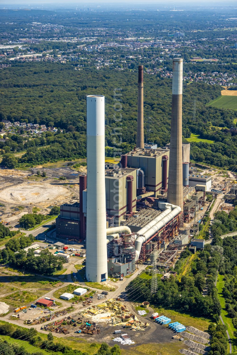 Voerde (Niederrhein) from the bird's eye view: Dismantling work on the HKW cogeneration plant and coal-fired power plant Kraftwerk Voerde in Voerde (Niederrhein) in the state North Rhine-Westphalia, Germany