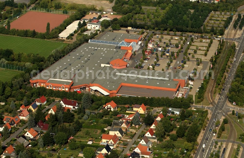 Erfurt from above - Real supermarket and construction market at Gothaer Strasse in Erfurt in Thuringia