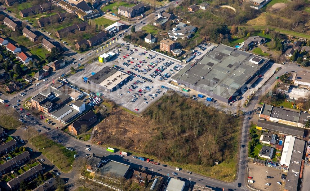 Aerial photograph Moers - Building of the shopping store Real on Roemerstrasse in Moers in the state of North Rhine-Westphalia