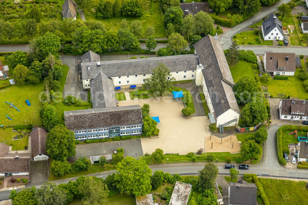 Aerial image Erndtebrück - School building of the between Ederfeldstrasse - Altenschlager Weg in Erndtebrueck on Siegerland in the state North Rhine-Westphalia, Germany