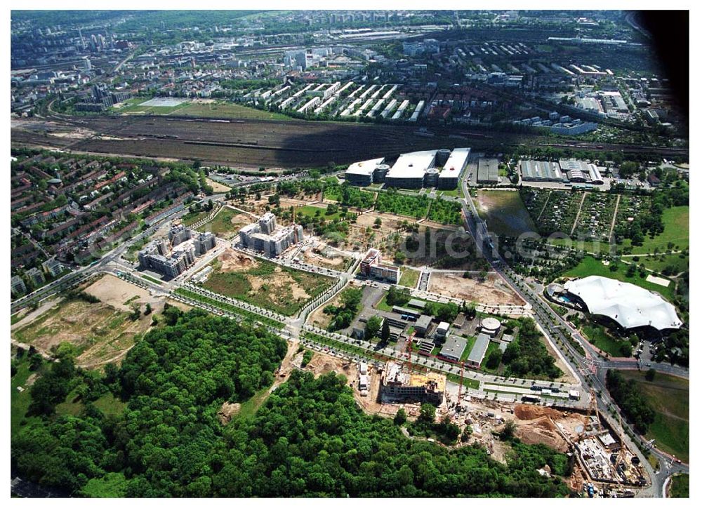 Frankfurt /Main from above - Blick auf das Rebstockgelände an der B8/E8 mit dem Rebstockbad in Frankfurt/Main, Rebstockbad, Zum Rebstockbad 7, 60486 Frankfurt am Main.