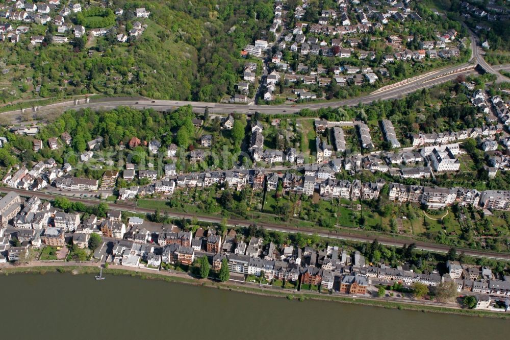 Aerial photograph Koblenz - Parts of Koblenz located on the right Rhine side and the Rhine riverbank in Koblenz in the state of Rhineland-Palatinate. The city parts - like Asterstein - are located on the right riverbank and partly wooded or surrounded by forest, hills and nature. The road 49 in the foreground takes its course along the river and through Koblenz