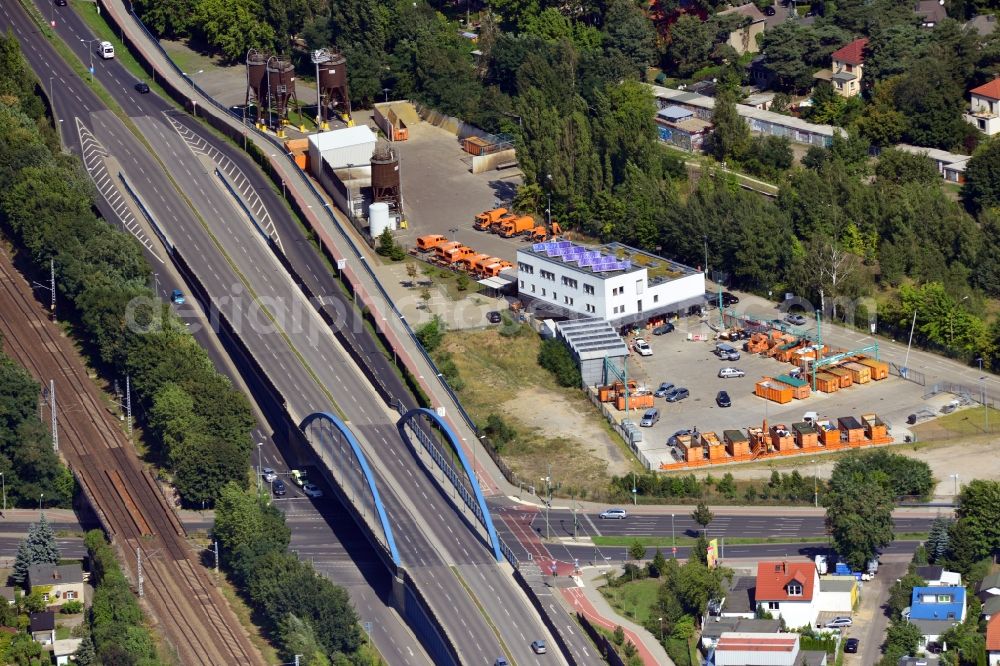 Aerial photograph Berlin - BSR recycling Oberspree at the bridge the road Spindlersfelder Strasse across the street Oberspreestrasse in Berlin Köpenick