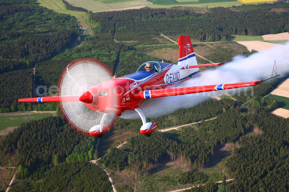 Untergschwend from above - Red Bull Air Race Pilot Matthias Dolderer während eines Fluges mit einem Flugzeug / Kleinflugzeug vom Typ Extra 330SC mit der Kennung D-EXMD über Untergschwend / Bayern. Red Bull Air Race Pilot Matthias Dolderer during a flight with a smal aircraft / plan near by the village Untergschwend / Bavaria.