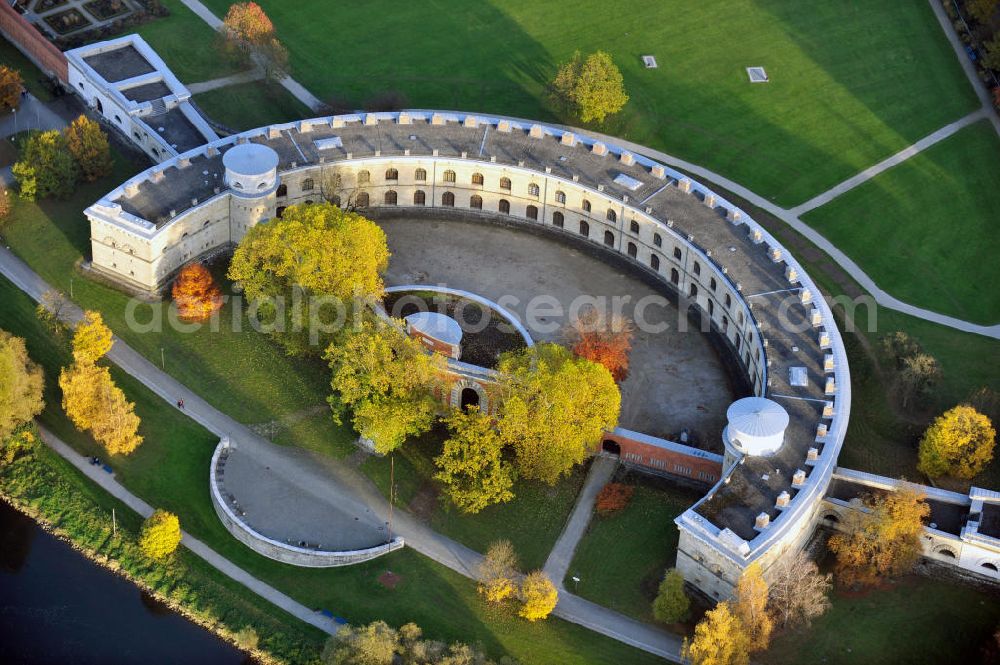 Ingolstadt from above - Die alte Festungsanlage / Brückenkopfbefestigung Tillyveste, heute Reduit Tilly, befindet sich im Ingolstädter Klenzepark. Im Reduit Tilly ist die Abteilung zum Ersten Weltkrieg des Bayerischen Armeemuseums untergebracht. Des öfteren finden hier Wechselausstellungen statt. The old fortification Reduit Tilly is located in the park Klenzepark in the town Ingolstadt.