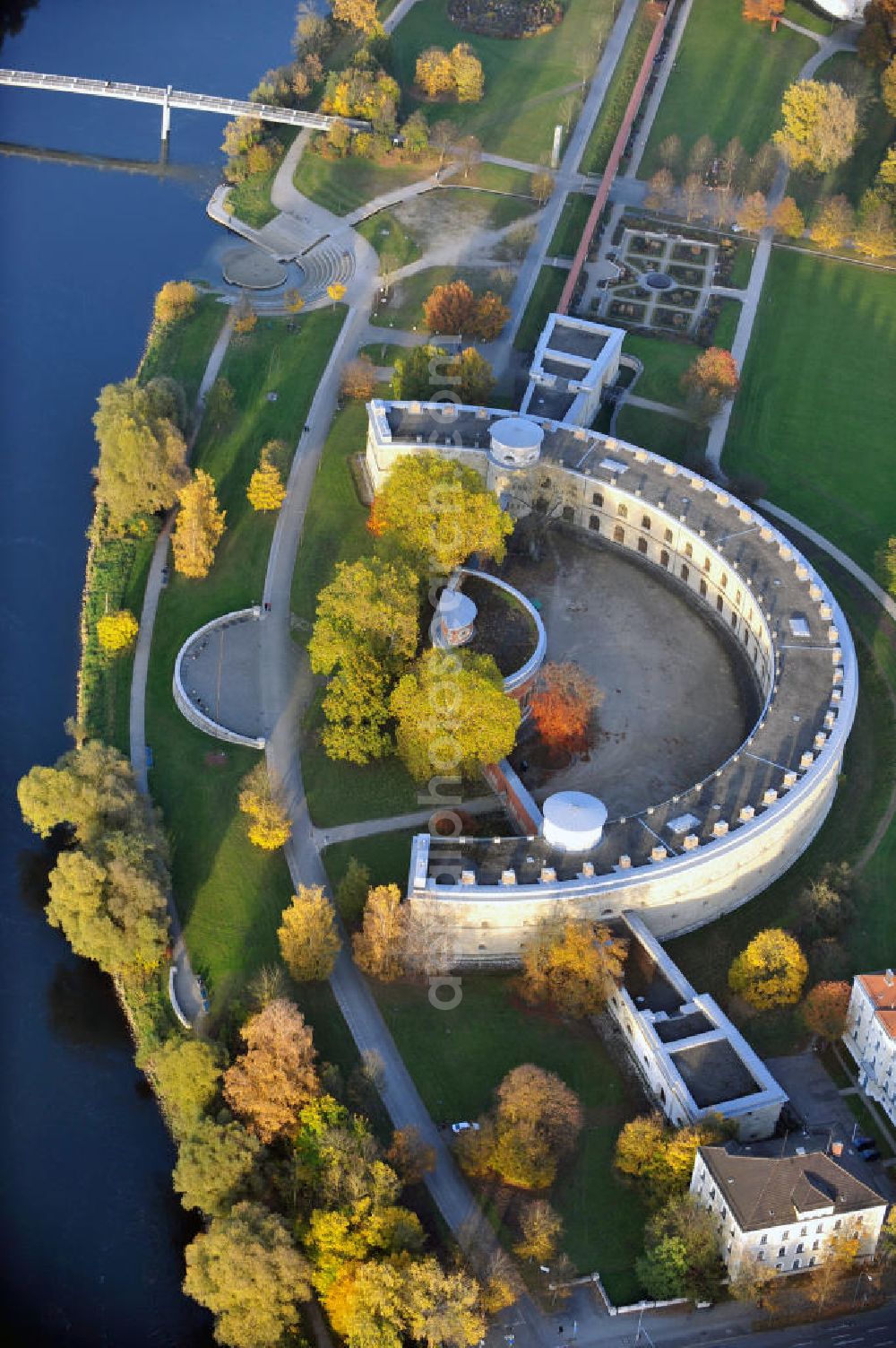 Ingolstadt from the bird's eye view: Die alte Festungsanlage / Brückenkopfbefestigung Tillyveste, heute Reduit Tilly, befindet sich im Ingolstädter Klenzepark. Im Reduit Tilly ist die Abteilung zum Ersten Weltkrieg des Bayerischen Armeemuseums untergebracht. Des öfteren finden hier Wechselausstellungen statt. The old fortification Reduit Tilly is located in the park Klenzepark in the town Ingolstadt.