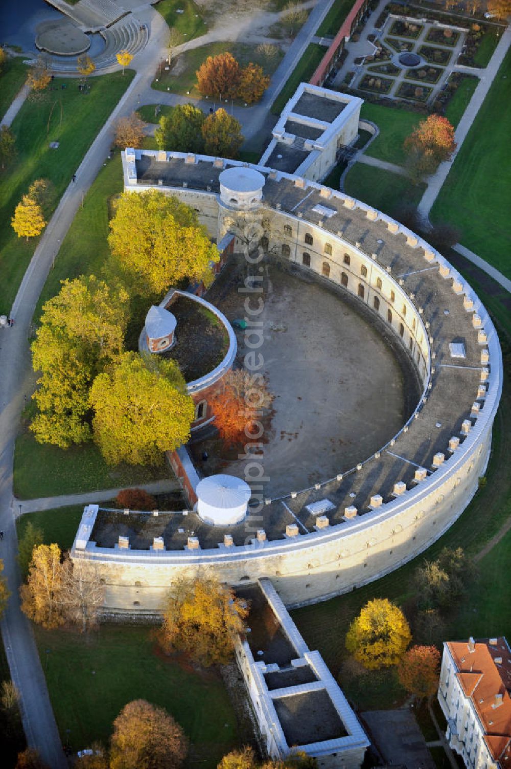 Aerial image Ingolstadt - Die alte Festungsanlage / Brückenkopfbefestigung Tillyveste, heute Reduit Tilly, befindet sich im Ingolstädter Klenzepark. Im Reduit Tilly ist die Abteilung zum Ersten Weltkrieg des Bayerischen Armeemuseums untergebracht. Des öfteren finden hier Wechselausstellungen statt. The old fortification Reduit Tilly is located in the park Klenzepark in the town Ingolstadt.