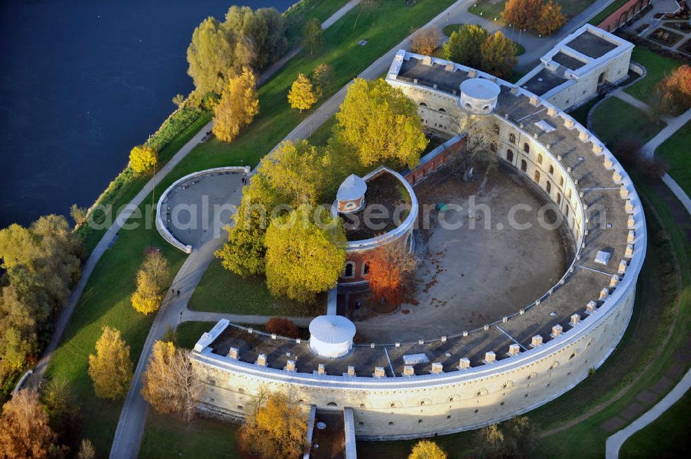 Ingolstadt from above - Die alte Festungsanlage / Brückenkopfbefestigung Tillyveste, heute Reduit Tilly, befindet sich im Ingolstädter Klenzepark. Im Reduit Tilly ist die Abteilung zum Ersten Weltkrieg des Bayerischen Armeemuseums untergebracht. Des öfteren finden hier Wechselausstellungen statt. The old fortification Reduit Tilly is located in the park Klenzepark in the town Ingolstadt.