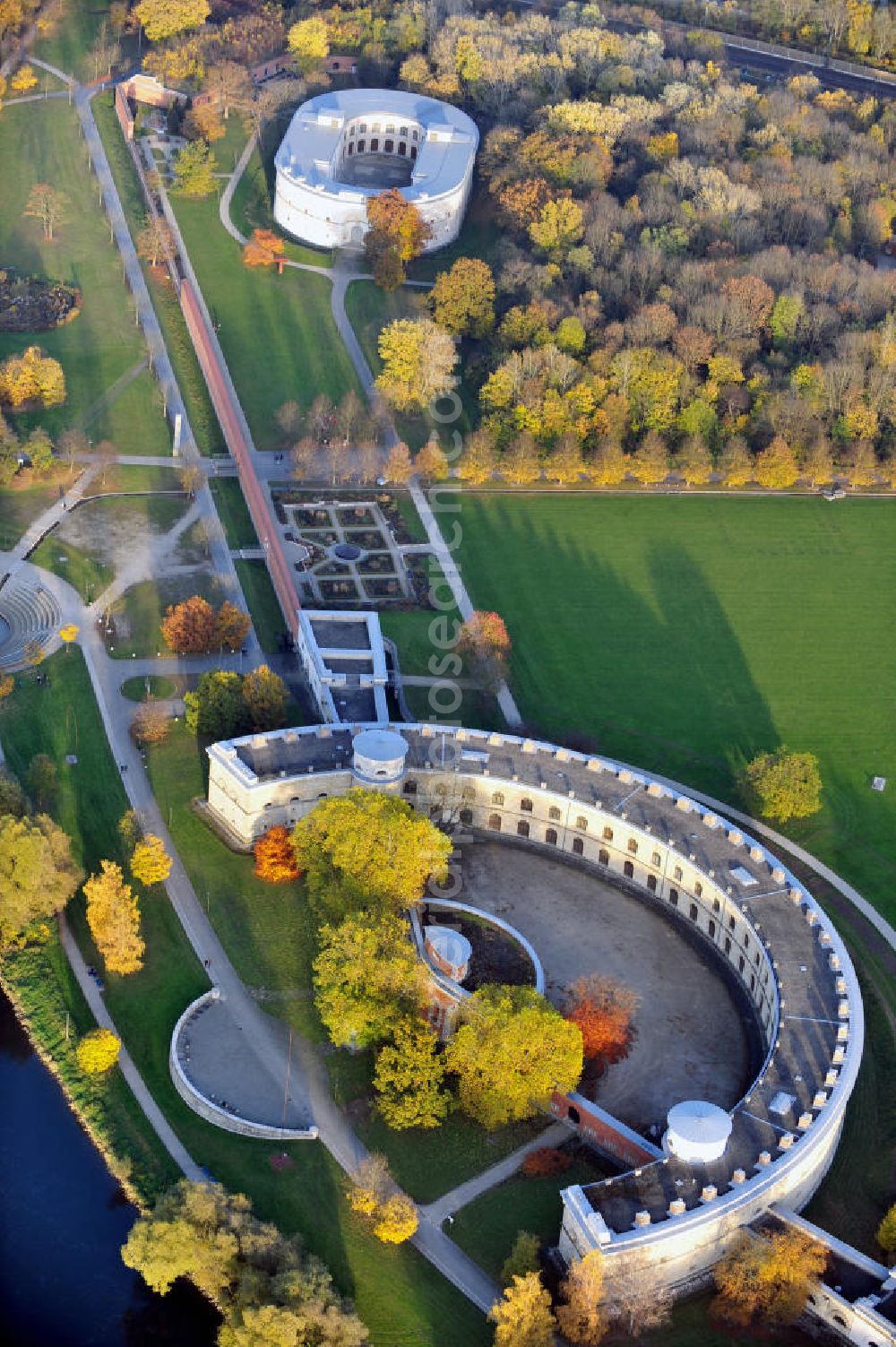 Ingolstadt from above - Die alte Festungsanlage / Brückenkopfbefestigung Tillyveste, heute Reduit Tilly, und der östliche Flankenturm Turm Triva befindet sich im Ingolstädter Klenzepark. Im Reduit Tilly ist die Abteilung zum Ersten Weltkrieg des Bayerischen Armeemuseums untergebracht. Des öfteren finden hier Wechselausstellungen statt. Der Turm Triva beherbergt seit 2009 das Bayerische Polizemuseum. The old fortification Reduit Tilly and the Triva Tower is located in the park Klenzepark in the town Ingolstadt.