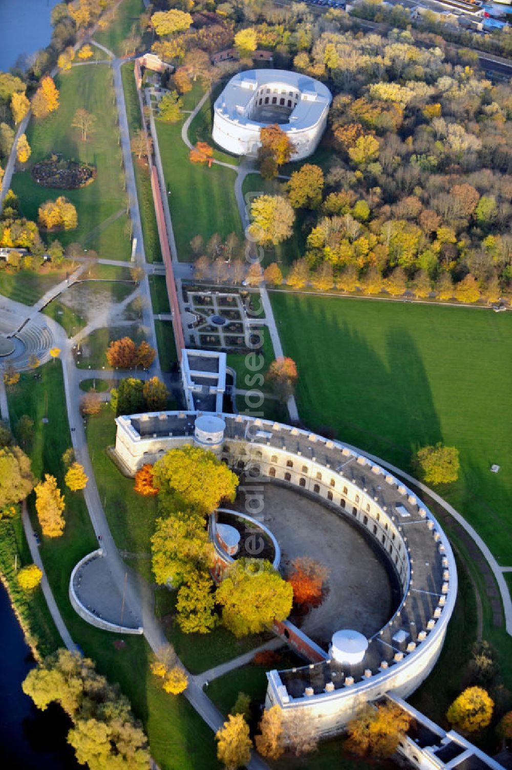 Ingolstadt from the bird's eye view: Die alte Festungsanlage / Brückenkopfbefestigung Tillyveste, heute Reduit Tilly, und der östliche Flankenturm Turm Triva befindet sich im Ingolstädter Klenzepark. Im Reduit Tilly ist die Abteilung zum Ersten Weltkrieg des Bayerischen Armeemuseums untergebracht. Des öfteren finden hier Wechselausstellungen statt. Der Turm Triva beherbergt seit 2009 das Bayerische Polizemuseum. The old fortification Reduit Tilly and the Triva Tower is located in the park Klenzepark in the town Ingolstadt.