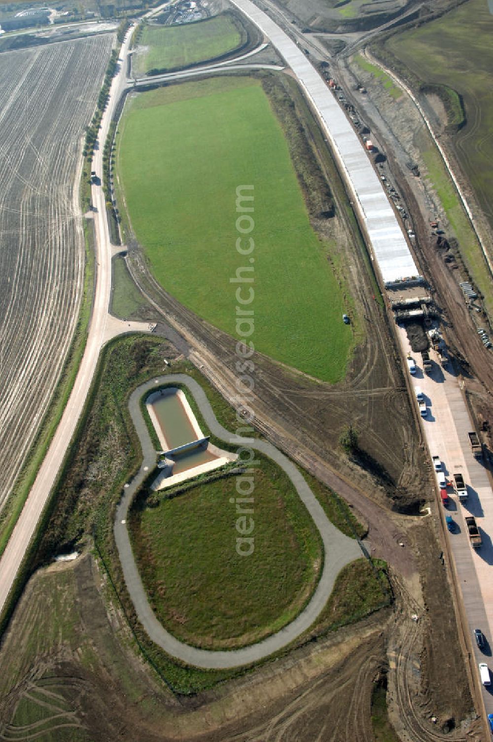 Sättelstädt from above - Blick auf ein Regenrückhaltbecken VI nahe der Baustelle der Ausfahrt / Anschlussstelle Sättelstädt der A4. Der Neubau ist Teil des Projekt Nordverlegung / Umfahrung Hörselberge der Autobahn E40 / A4 in Thüringen bei Eisenach. Durchgeführt werden die im Zuge dieses Projektes notwendigen Arbeiten unter an derem von den Mitarbeitern der Niederlassung Weimar der EUROVIA Verkehrsbau Union sowie der Niederlassungen Abbruch und Erdbau, Betonstraßenbau, Ingenieurbau und TECO Schallschutz der EUROVIA Beton sowie der DEGES.