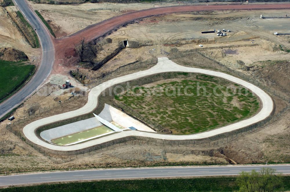 Sättelstädt from above - Blick auf das Regenrückhaltebecken an der Baustelle Anschlussstelle Sättelstädt A4. Der Neubau ist Teil des Projekt Nordverlegung / Umfahrung Hörselberge der Autobahn E40 / A4 in Thüringen bei Eisenach. Durchgeführt werden die im Zuge dieses Projektes notwendigen Arbeiten unter an derem von den Mitarbeitern der Niederlassung Weimar der EUROVIA Verkehrsbau Union sowie der Niederlassungen Abbruch und Erdbau, Betonstraßenbau, Ingenieurbau und TECO Schallschutz der EUROVIA Beton sowie der DEGES.