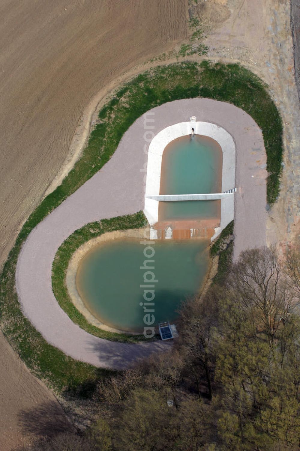 Madelungen from above - Blick auf ein Regenrückhaltebecken nahe der Brücke welche über die A4 führt, südlich von Madelungen. Der Neubau ist Teil des Projekt Nordverlegung / Umfahrung Hörselberge der Autobahn E40 / A4 in Thüringen bei Eisenach. Durchgeführt werden die im Zuge dieses Projektes notwendigen Arbeiten unter an derem von den Mitarbeitern der Niederlassung Weimar der EUROVIA Verkehrsbau Union sowie der Niederlassungen Abbruch und Erdbau, Betonstraßenbau, Ingenieurbau und TECO Schallschutz der EUROVIA Beton sowie der DEGES.