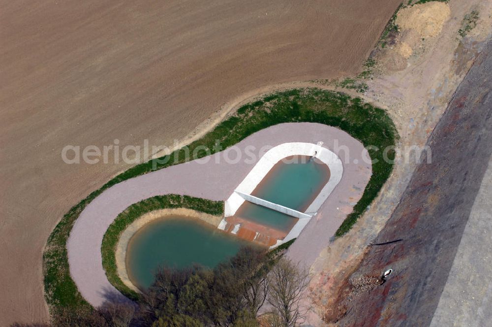 Madelungen from the bird's eye view: Blick auf ein Regenrückhaltebecken nahe der Brücke welche über die A4 führt, südlich von Madelungen. Der Neubau ist Teil des Projekt Nordverlegung / Umfahrung Hörselberge der Autobahn E40 / A4 in Thüringen bei Eisenach. Durchgeführt werden die im Zuge dieses Projektes notwendigen Arbeiten unter an derem von den Mitarbeitern der Niederlassung Weimar der EUROVIA Verkehrsbau Union sowie der Niederlassungen Abbruch und Erdbau, Betonstraßenbau, Ingenieurbau und TECO Schallschutz der EUROVIA Beton sowie der DEGES.