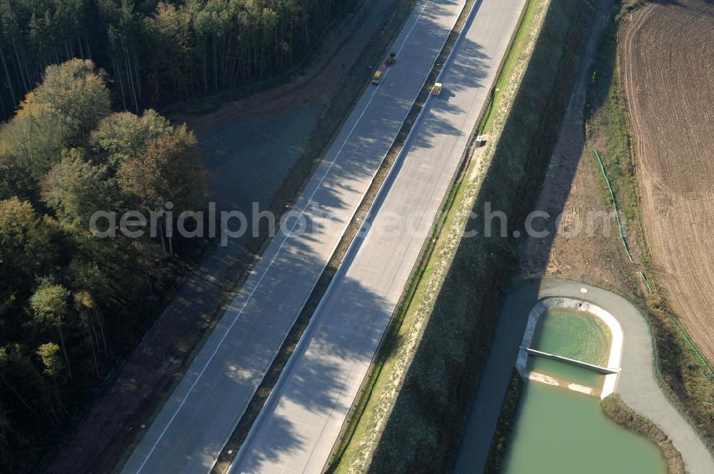 Aerial image Madelungen - Blick auf ein Regenrückhaltebecken neben der A4 nahe der Unterführung südlich von Madelungen im Madelungener Forst. Der Neubau ist Teil des Projekt Nordverlegung / Umfahrung Hörselberge der Autobahn E40 / A4 in Thüringen bei Eisenach. Durchgeführt werden die im Zuge dieses Projektes notwendigen Arbeiten unter an derem von den Mitarbeitern der Niederlassung Weimar der EUROVIA Verkehrsbau Union sowie der Niederlassungen Abbruch und Erdbau, Betonstraßenbau, Ingenieurbau und TECO Schallschutz der EUROVIA Beton sowie der DEGES.