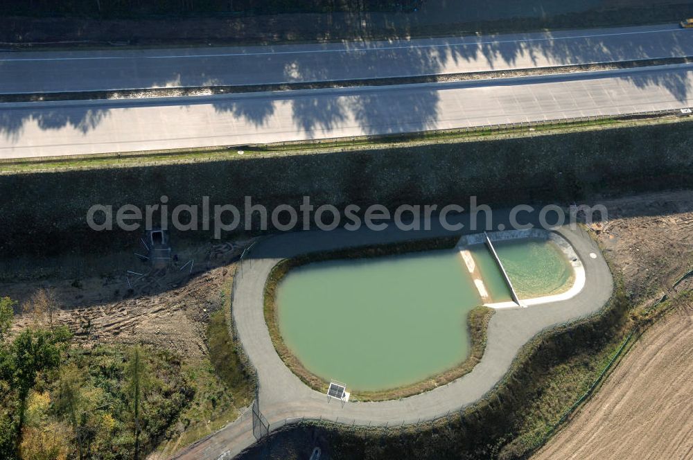 Madelungen from above - Blick auf ein Regenrückhaltebecken neben der A4 nahe der Unterführung südlich von Madelungen im Madelungener Forst. Der Neubau ist Teil des Projekt Nordverlegung / Umfahrung Hörselberge der Autobahn E40 / A4 in Thüringen bei Eisenach. Durchgeführt werden die im Zuge dieses Projektes notwendigen Arbeiten unter an derem von den Mitarbeitern der Niederlassung Weimar der EUROVIA Verkehrsbau Union sowie der Niederlassungen Abbruch und Erdbau, Betonstraßenbau, Ingenieurbau und TECO Schallschutz der EUROVIA Beton sowie der DEGES.