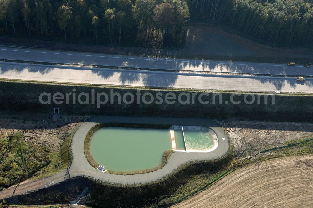 Madelungen from the bird's eye view: Blick auf ein Regenrückhaltebecken neben der A4 nahe der Unterführung südlich von Madelungen im Madelungener Forst. Der Neubau ist Teil des Projekt Nordverlegung / Umfahrung Hörselberge der Autobahn E40 / A4 in Thüringen bei Eisenach. Durchgeführt werden die im Zuge dieses Projektes notwendigen Arbeiten unter an derem von den Mitarbeitern der Niederlassung Weimar der EUROVIA Verkehrsbau Union sowie der Niederlassungen Abbruch und Erdbau, Betonstraßenbau, Ingenieurbau und TECO Schallschutz der EUROVIA Beton sowie der DEGES.