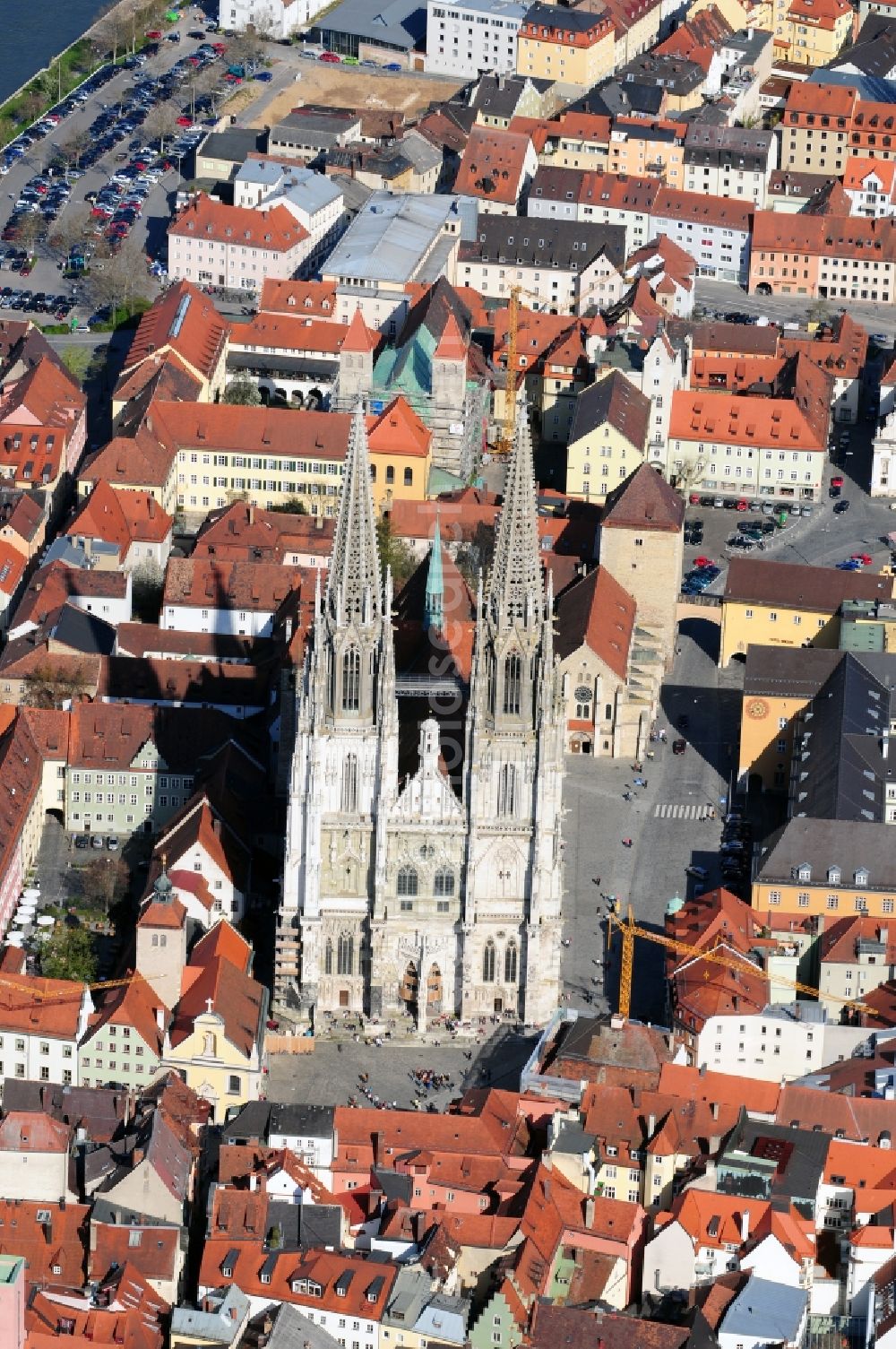 Regensburg from the bird's eye view: The Regensburg Cathedral, also St. Peter's Cathedral is the largest church in the city of Regensburg in Bavaria