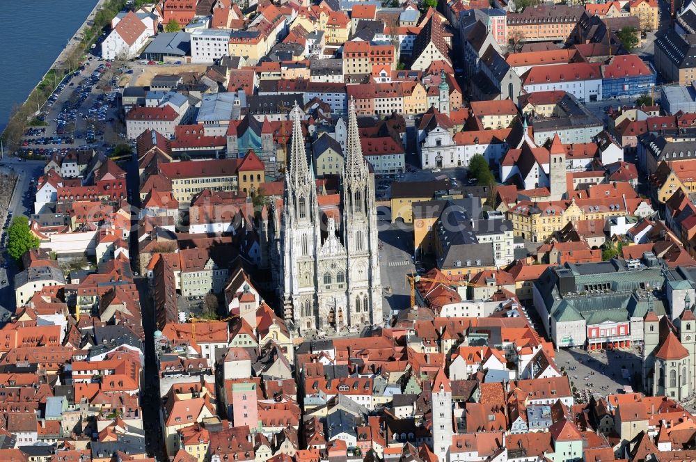 Regensburg from the bird's eye view: The Regensburg Cathedral, also St. Peter's Cathedral is the largest church in the city of Regensburg in Bavaria