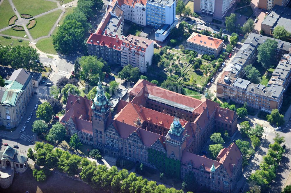 Aerial image Stettin / Szczecin - Blick auf das im Jahre 1912 fertig gestellte Regierungsgebäude, ein in niederdeutscher Renaissance erbauter schlossartige Backsteinbau, der von einem 72 Meter hohem, reichverzierten Turm überragt wird. Auch heute wird das Haus für Regierungsfunktionen genutzt, außerdem beherbergt. Government Buildings in Szczecin.