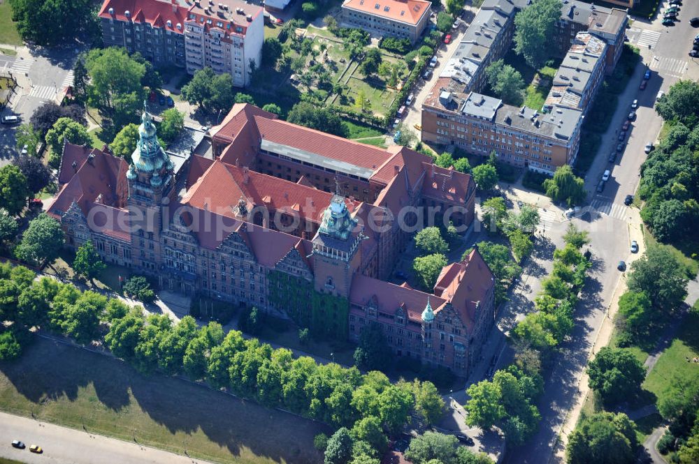 Aerial photograph Stettin / Szczecin - Blick auf das im Jahre 1912 fertig gestellte Regierungsgebäude, ein in niederdeutscher Renaissance erbauter schlossartige Backsteinbau, der von einem 72 Meter hohem, reichverzierten Turm überragt wird. Auch heute wird das Haus für Regierungsfunktionen genutzt, außerdem beherbergt. Government Buildings in Szczecin.