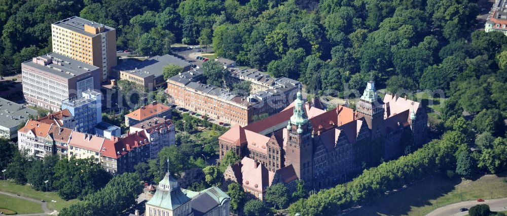 Stettin / Szczecin from above - Blick auf das im Jahre 1912 fertig gestellte Regierungsgebäude, ein in niederdeutscher Renaissance erbauter schlossartige Backsteinbau, der von einem 72 Meter hohem, reichverzierten Turm überragt wird. Auch heute wird das Haus für Regierungsfunktionen genutzt, außerdem beherbergt. Government Buildings in Szczecin.