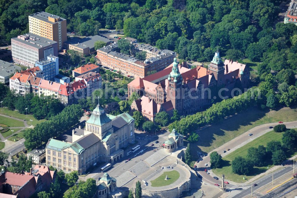 Stettin / Szczecin from the bird's eye view: Blick auf das im Jahre 1912 fertig gestellte Regierungsgebäude, ein in niederdeutscher Renaissance erbauter schlossartige Backsteinbau, der von einem 72 Meter hohem, reichverzierten Turm überragt wird. Auch heute wird das Haus für Regierungsfunktionen genutzt, außerdem beherbergt. Government Buildings in Szczecin.