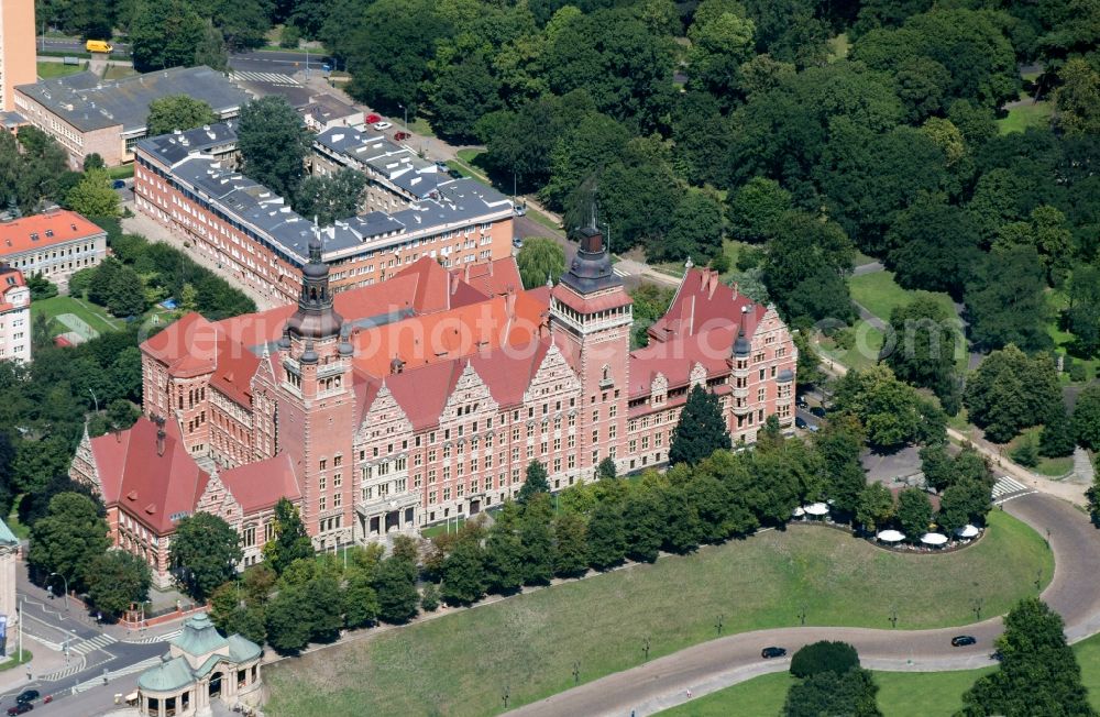 Stettin from the bird's eye view: View the finished in 1912. Government Building, a purpose-built in Low German Renaissance castle-like brick building with tower. Today the house is used for government functions. To the left, the National Museum of Szczecin in Poland