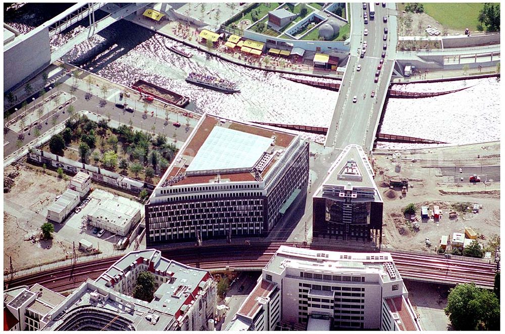 Berlin Mitte from the bird's eye view: Blick aufs Regierungsviertel und die Spree an der Kronprinzenbrücke in Mitte.