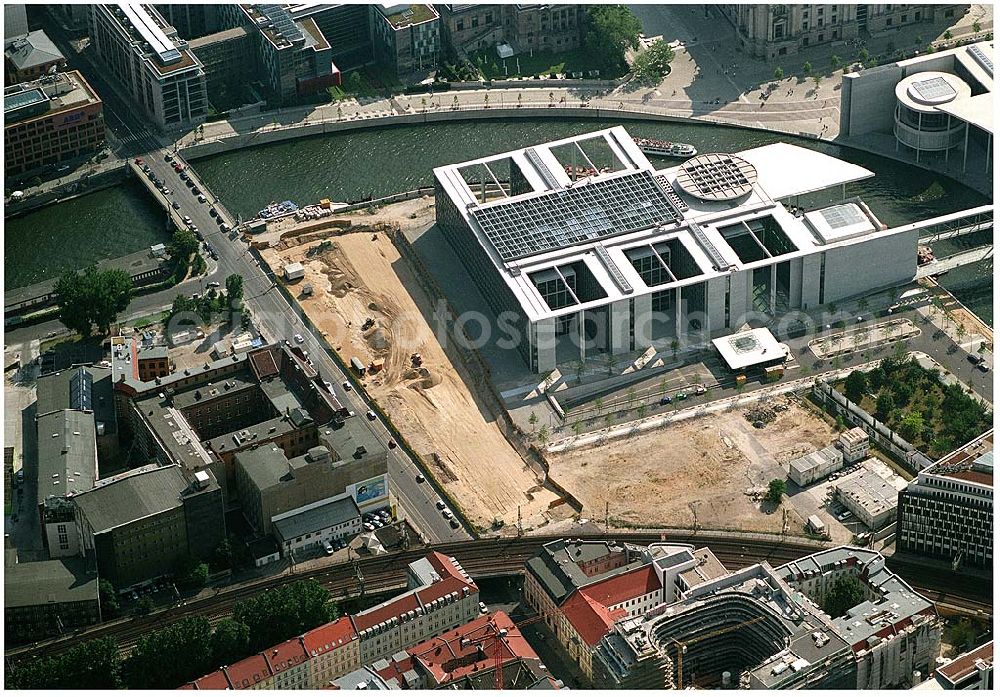 Aerial image Berlin Mitte - Blick aufs Regierungsviertel und die Spree an der Kronprinzenbrücke in Mitte.