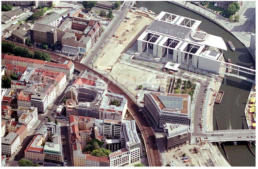 Aerial photograph Berlin Mitte - Blick aufs Regierungsviertel und die Spree an der Kronprinzenbrücke in Mitte.