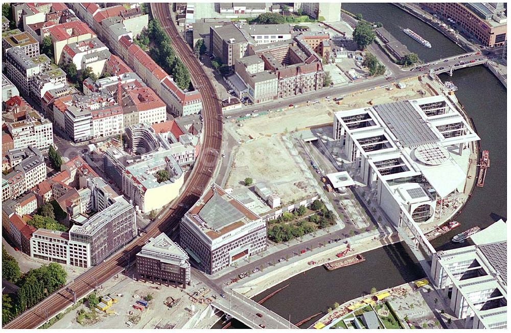 Berlin Mitte from above - Blick aufs Regierungsviertel und die Spree an der Kronprinzenbrücke in Mitte.