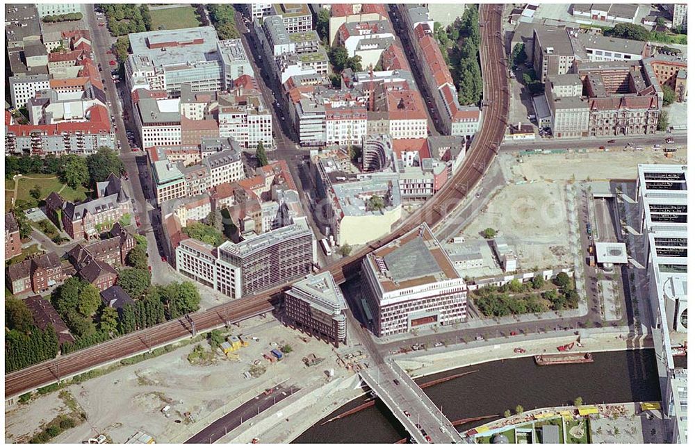 Berlin Mitte from the bird's eye view: Blick aufs Regierungsviertel und die Spree an der Kronprinzenbrücke in Mitte.