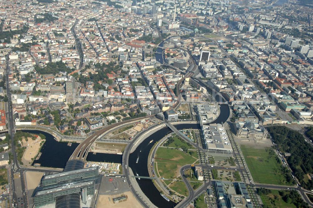 Berlin from the bird's eye view: Blick auf das Regierungsviertel in Berlin mit Kanzerpark, Bundeskanzeramt, Paul-Löbe-Haus und Marie-Elisabeth-Lüders-Haus. In der Nähe befindet sich die Schweizer Botschaft, der Reichstag, das Brandenburgertor, das Sowjetische Denkmal; die Straße des 17. Juni, der Hauptbahnhof und der Tiergarten mit Haus der Kulturen der Welt. Unter dem Areal bis zum Hauptbahnhof verläuft die umstrittene Kanzler-U-Bahn ( U 55 ).