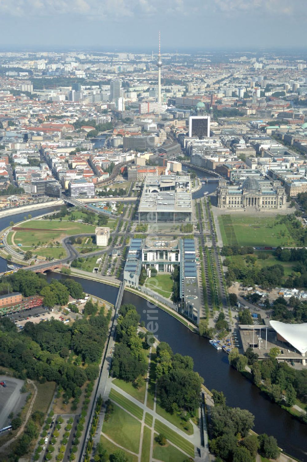 Aerial image Berlin - Blick auf das Regierungsviertel in Berlin mit Kanzerpark, Bundeskanzeramt, Paul-Löbe-Haus und Marie-Elisabeth-Lüders-Haus. In der Nähe befindet sich die Schweizer Botschaft, der Reichstag, das Brandenburgertor, das Sowjetische Denkmal; die Straße des 17. Juni, der Hauptbahnhof und der Tiergarten mit Haus der Kulturen der Welt. Unter dem Areal bis zum Hauptbahnhof verläuft die umstrittene Kanzler-U-Bahn ( U 55 ).