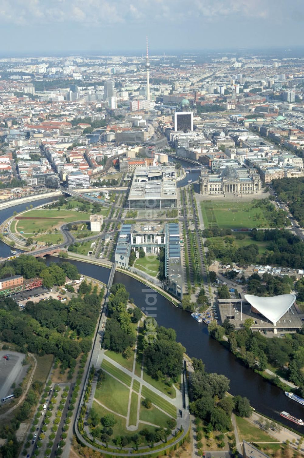 Aerial photograph Berlin - Blick auf das Regierungsviertel in Berlin mit Kanzerpark, Bundeskanzeramt, Paul-Löbe-Haus und Marie-Elisabeth-Lüders-Haus. In der Nähe befindet sich die Schweizer Botschaft, der Reichstag, das Brandenburgertor, das Sowjetische Denkmal; die Straße des 17. Juni, der Hauptbahnhof und der Tiergarten mit Haus der Kulturen der Welt. Unter dem Areal bis zum Hauptbahnhof verläuft die umstrittene Kanzler-U-Bahn ( U 55 ).