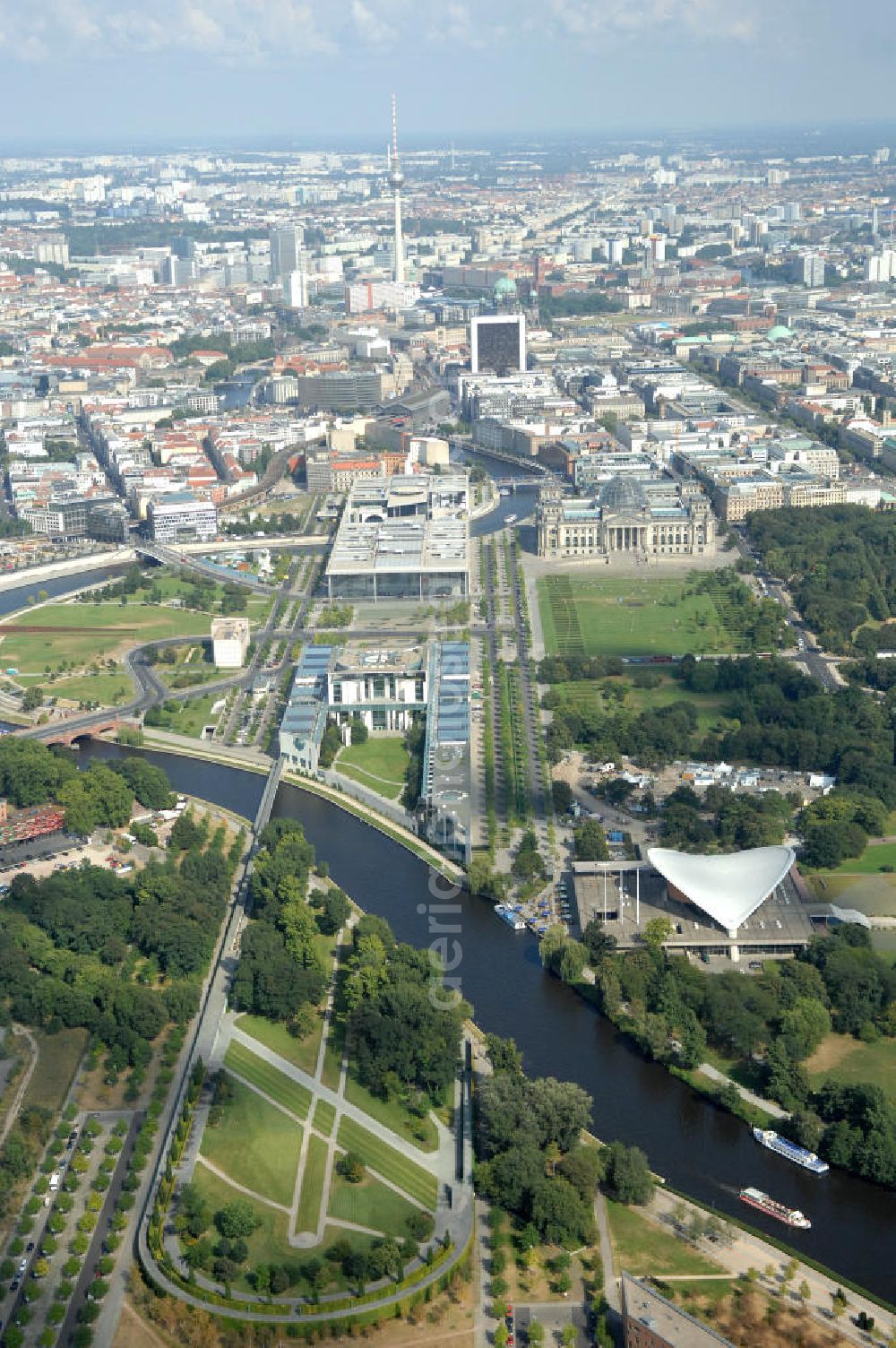 Berlin from above - Blick auf das Regierungsviertel in Berlin mit Kanzerpark, Bundeskanzeramt, Paul-Löbe-Haus und Marie-Elisabeth-Lüders-Haus. In der Nähe befindet sich die Schweizer Botschaft, der Reichstag, das Brandenburgertor, das Sowjetische Denkmal; die Straße des 17. Juni, der Hauptbahnhof und der Tiergarten mit Haus der Kulturen der Welt. Unter dem Areal bis zum Hauptbahnhof verläuft die umstrittene Kanzler-U-Bahn ( U 55 ).