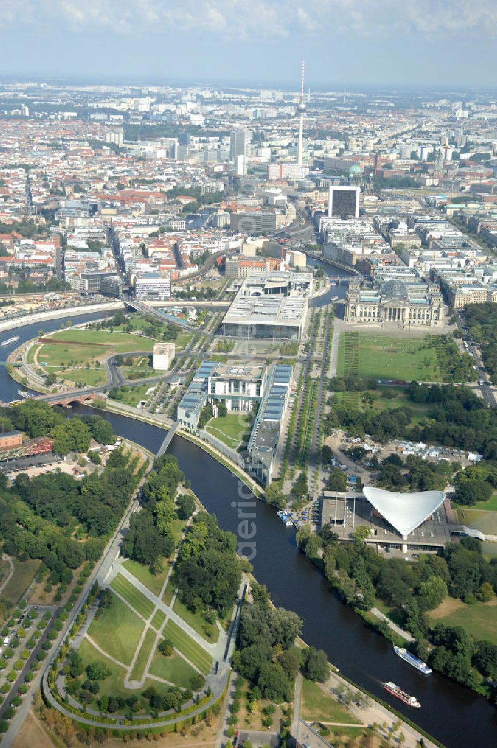 Berlin from the bird's eye view: Blick auf das Regierungsviertel in Berlin mit Kanzerpark, Bundeskanzeramt, Paul-Löbe-Haus und Marie-Elisabeth-Lüders-Haus. In der Nähe befindet sich die Schweizer Botschaft, der Reichstag, das Brandenburgertor, das Sowjetische Denkmal; die Straße des 17. Juni, der Hauptbahnhof und der Tiergarten mit Haus der Kulturen der Welt. Unter dem Areal bis zum Hauptbahnhof verläuft die umstrittene Kanzler-U-Bahn ( U 55 ).